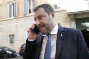 Roma, Matteo Salvini lascia il suo ufficio